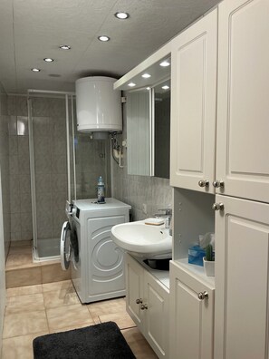 Douche, serviettes fournies