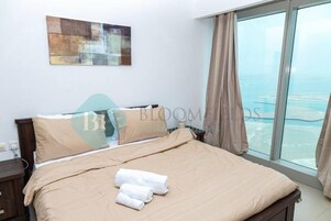 1 quarto, cofres nos quartos, ferros/tábuas de passar roupa