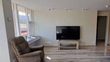 Comfort Apartment, 3 Bedrooms, Mountain View | Living area