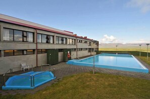 Seasonal outdoor pool - Hunavellir Guesthouse (Blönduós)
