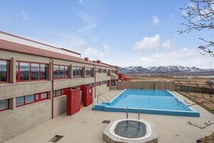 Una piscina al aire libre de temporada