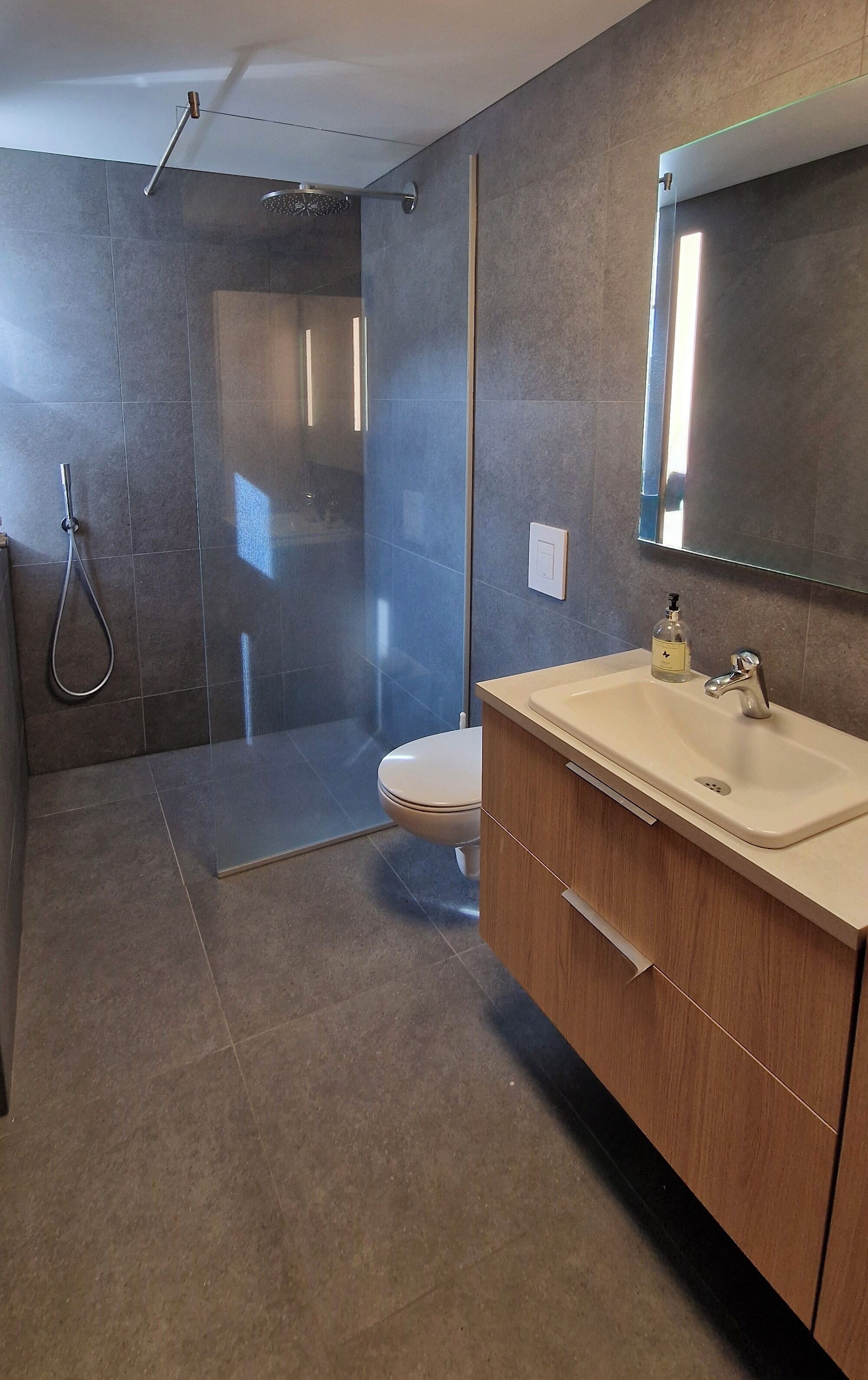 Comfort Apartment, 3 Bedrooms, Mountain View | Bathroom | Shower, free toiletries, hair dryer, soap