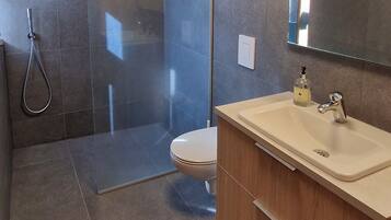 Comfort Apartment, 3 Bedrooms, Mountain View | Bathroom | Shower, free toiletries, hair dryer, soap