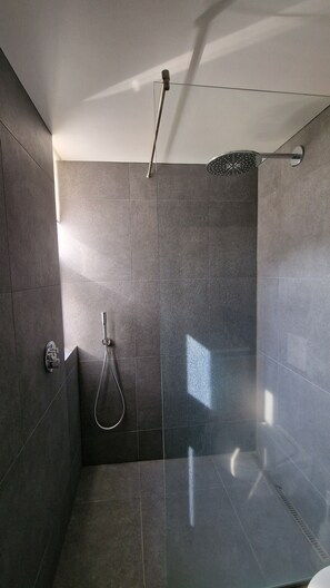 Comfort Apartment, 3 Bedrooms, Mountain View | Bathroom | Shower, free toiletries, hair dryer, soap