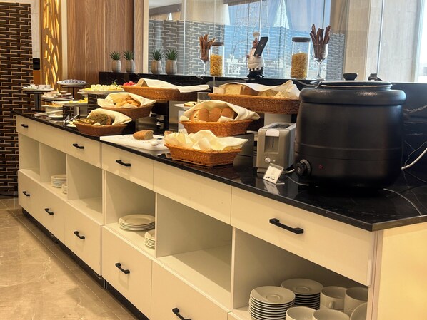 Petit déjeuner buffet (35 SAR par personne)