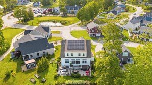 Ett bostadsområde med hus, en uppfart och en solpanel på ett av husen.