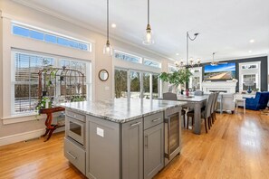 Prepare your favorite meals in the fully equipped kitchen - In-Home Arcade | Hot Tub | Golf | Close to Beach (Old Orchard Beach)