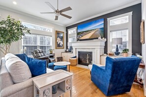 Curl up in the elegant living room & stream your favorite entertainment - In-Home Arcade | Hot Tub | Golf | Close to Beach (Old Orchard Beach)