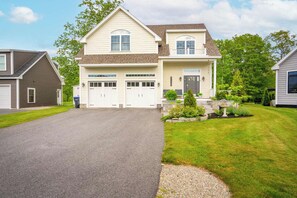 Welcome to Villa at the 9! - In-Home Arcade | Hot Tub | Golf | Close to Beach (Old Orchard Beach)