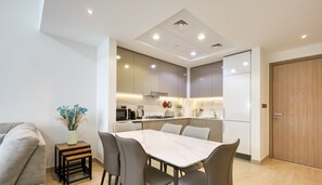 Leilighet – comfort, byutsikt | Spiseområde på rommet