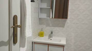 Doccia, asciugamani, carta igienica