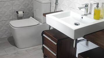 Doccia, asciugamani, carta igienica