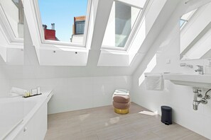 Apartamento panorâmico, 2 quartos, cozinha, vista para a cidade | Banheiro | Secador de cabelo, toalhas de banho, sabonete, shampoo