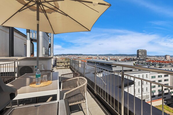 Appartement Panoramique, 2 chambres, cuisine, vue ville | Terrasse/Patio