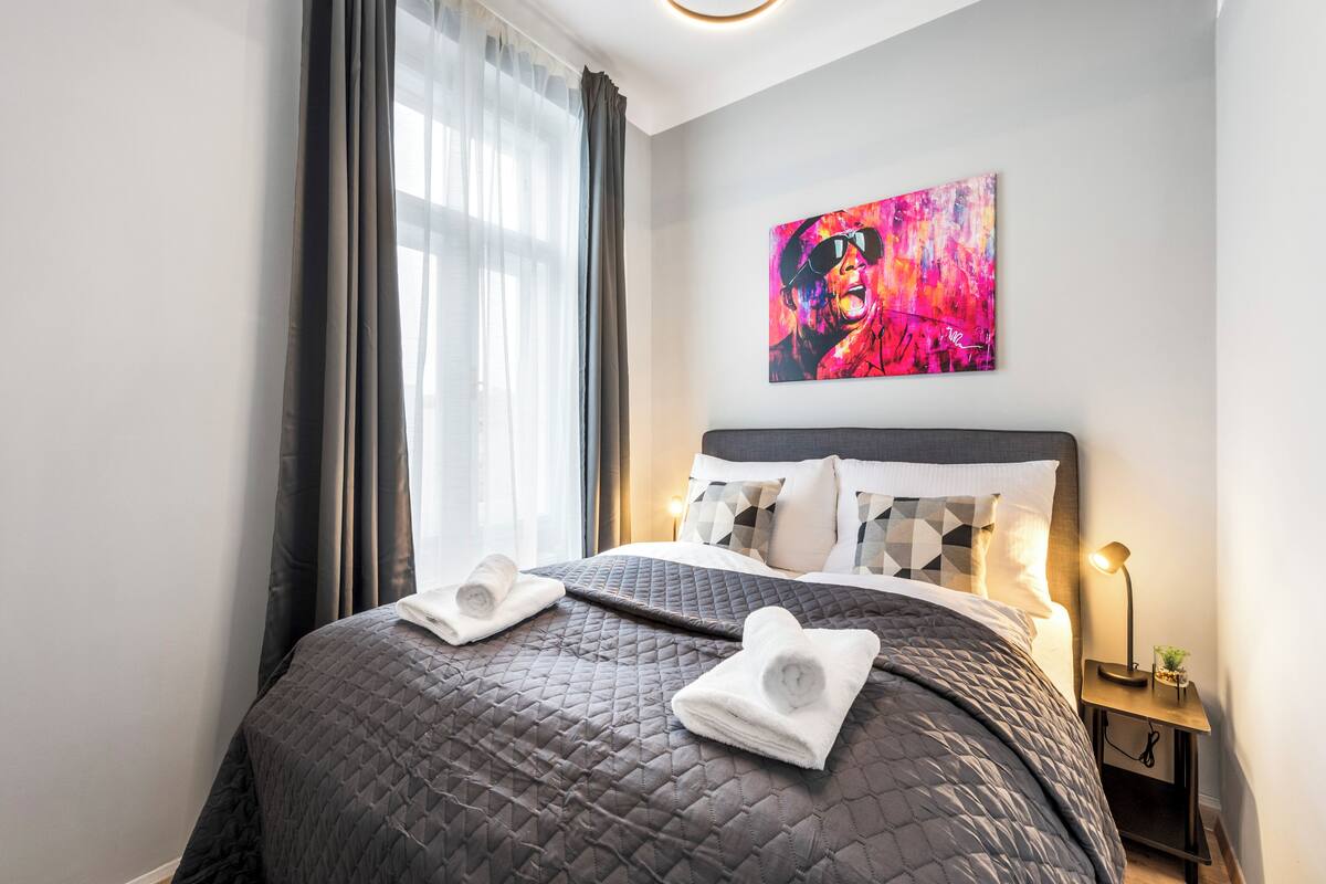 3 bedrooms, laptop workspace, blackout curtains, soundproofing