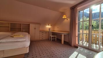 3 bedrooms, iron/ironing board, travel cot, free WiFi