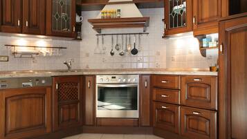 Fridge, stovetop, dishwasher, coffee/tea maker