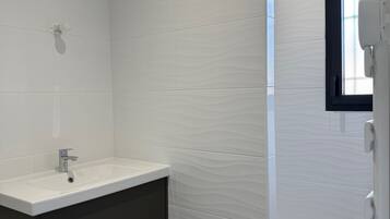 Douche, savon, papier toilette