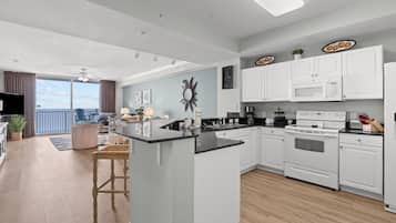 Réfrigérateur, micro-ondes, four, plaque de cuisson