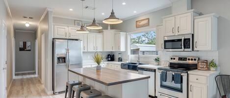 Een koelkast, een microgolfoven, een oven, een kookplaat