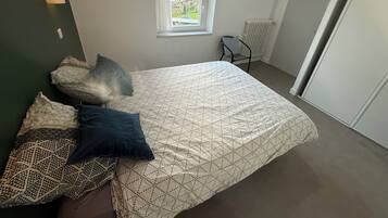 2 bedrooms, iron/ironing board, free WiFi, bed sheets
