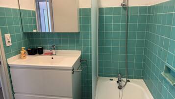 ヘアドライヤー、タオル、トイレットペーパー