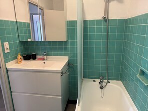 Sèche-cheveux, serviettes fournies, papier toilette