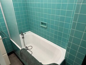 Een haardroger, handdoeken, toiletpapier
