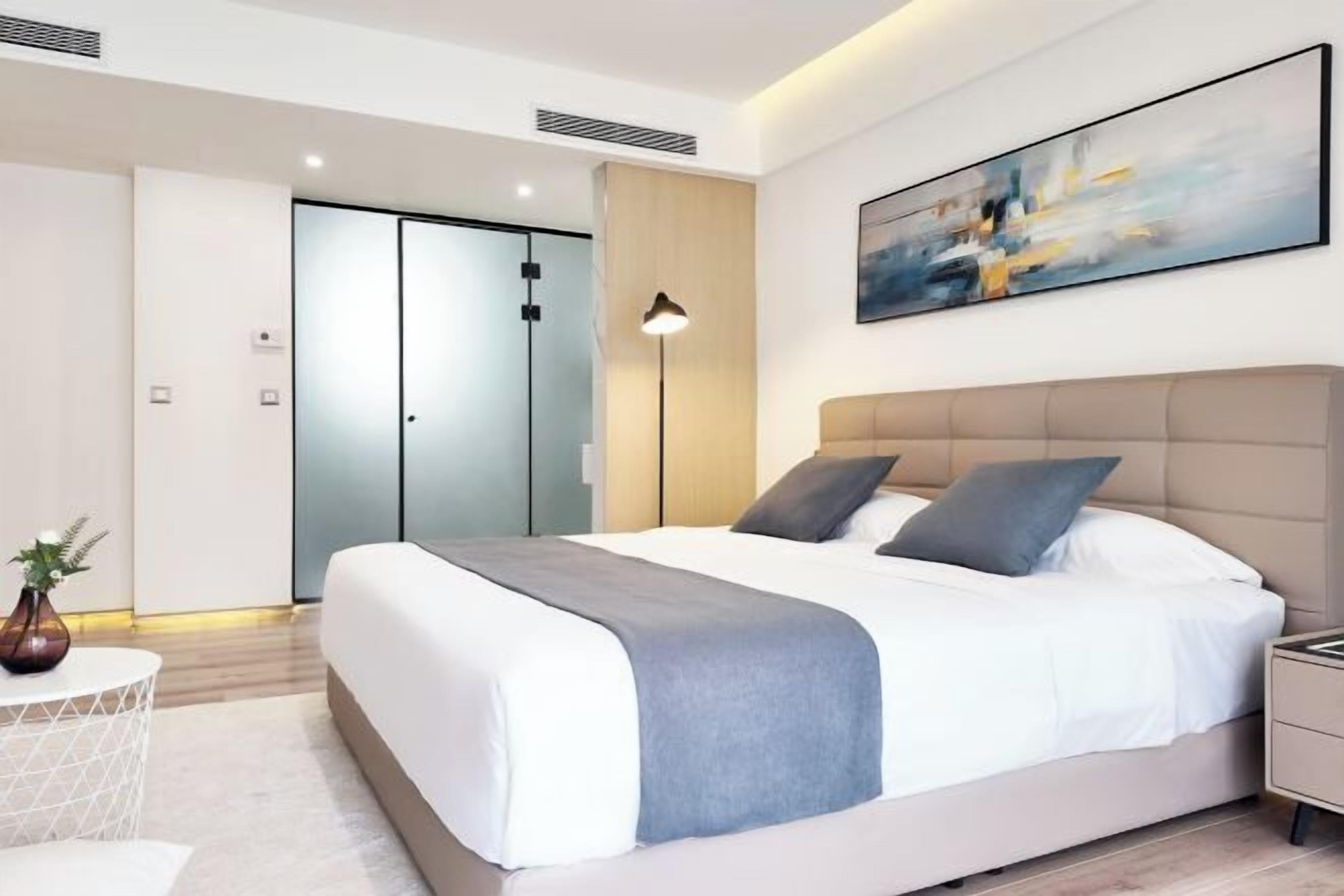 أسرّة بطبقة علوية مريحة وعناصر مجانية داخل الميني بار