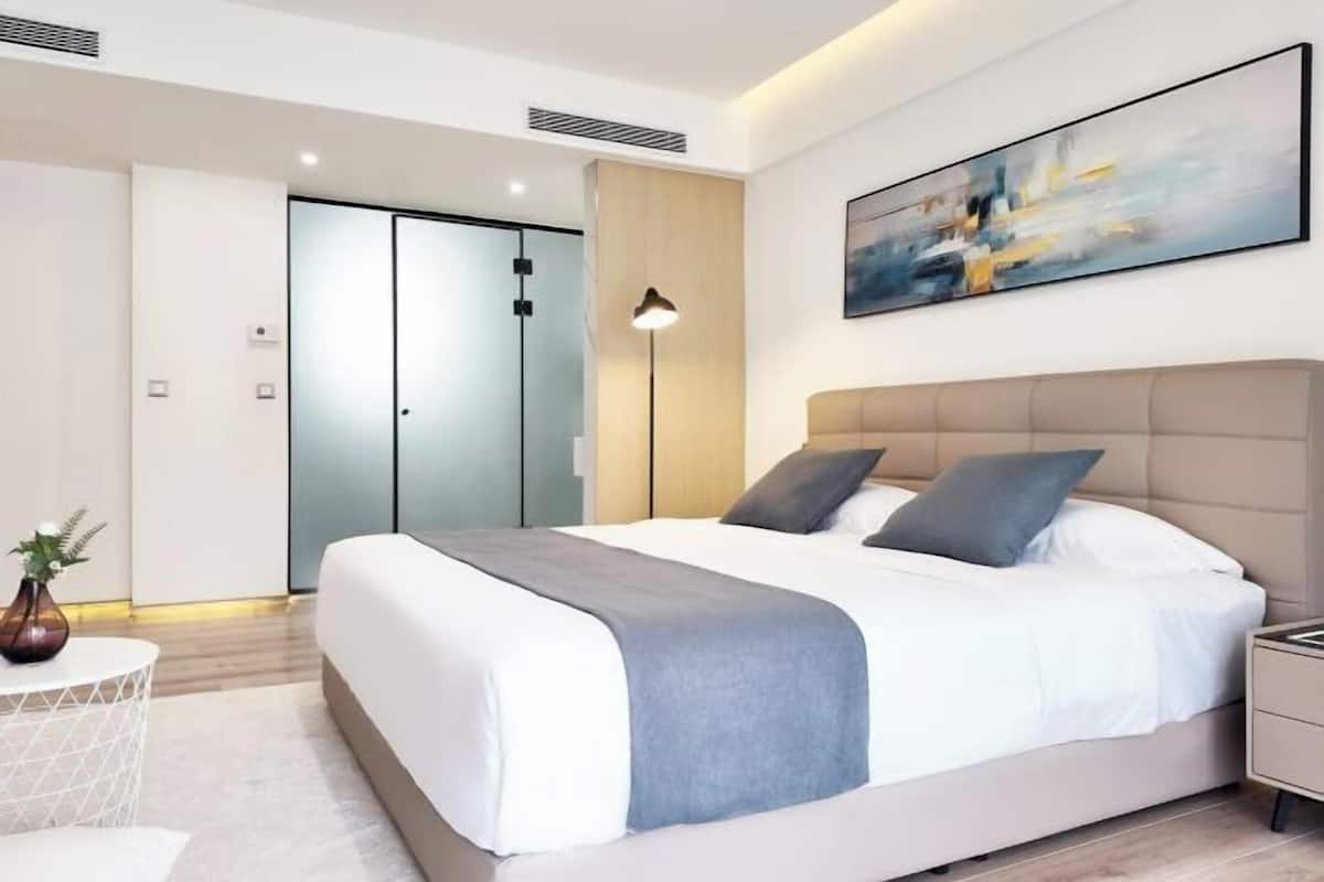 Pillowtop beds, free minibar, laptop workspace, blackout drapes