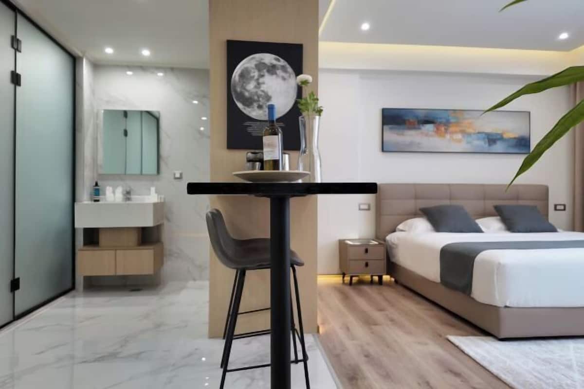 Senge med topmadrasser, gratis minibar