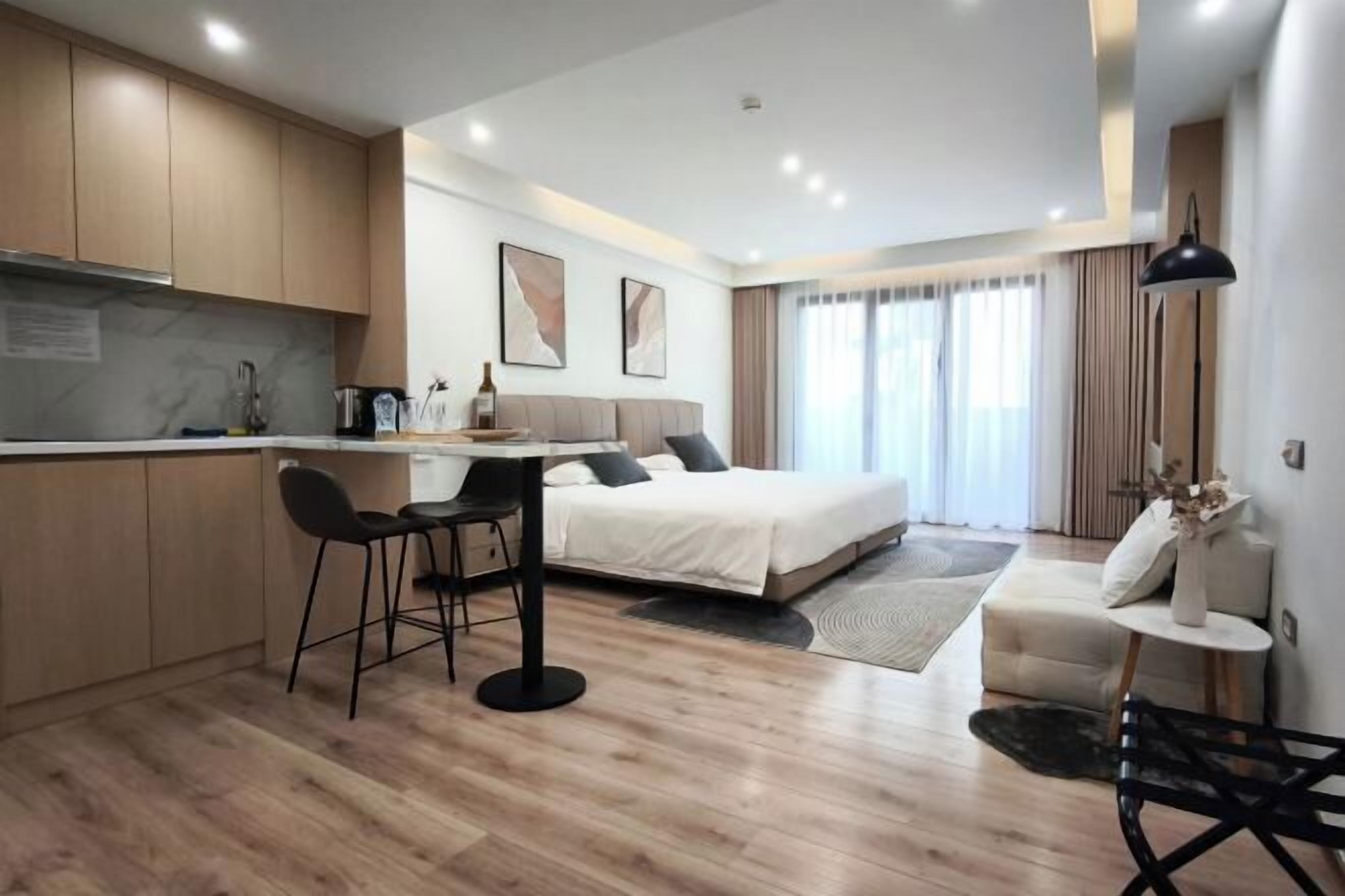 特厚豪華床墊、迷你吧贈品、手提電腦工作空間、遮光窗簾/窗簾