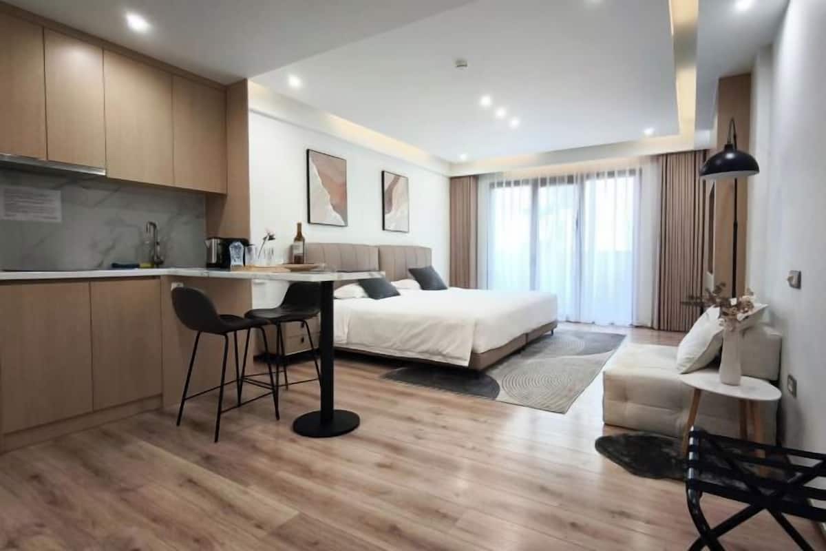 Colchones con pillow-top y minibar con artículos gratuitos