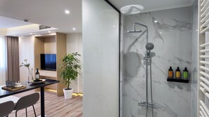 Shower, rainfall showerhead, free toiletries, hair dryer - CC LUX Suites in Piraeus Port (Piraeus)