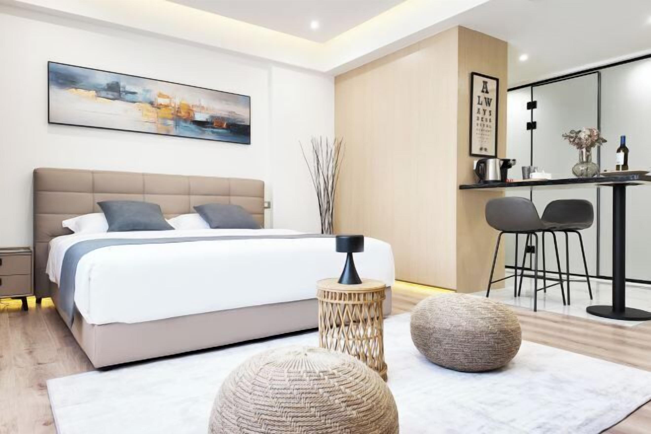 أسرّة بطبقة علوية مريحة وعناصر مجانية داخل الميني بار