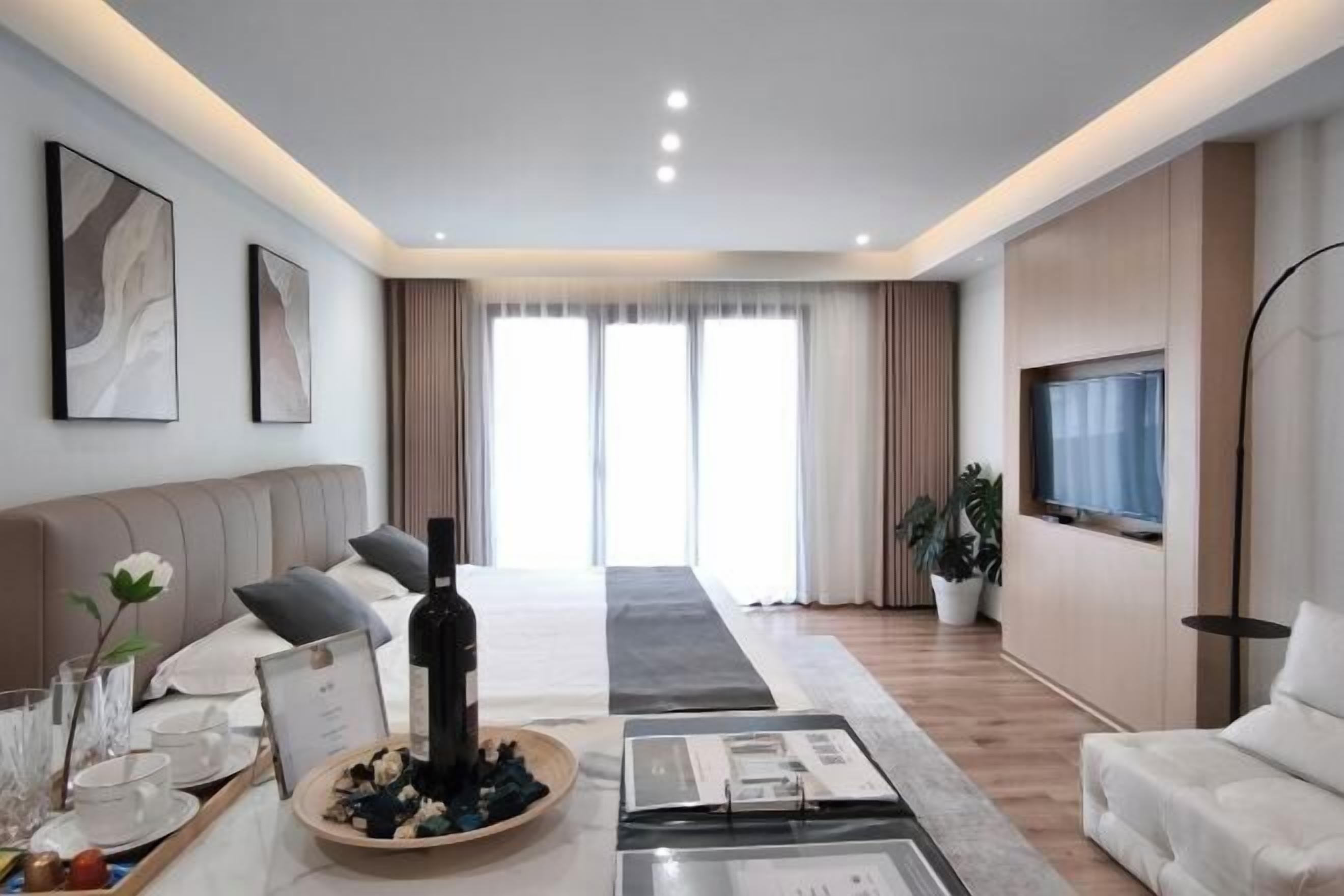 أسرّة بطبقة علوية مريحة وعناصر مجانية داخل الميني بار