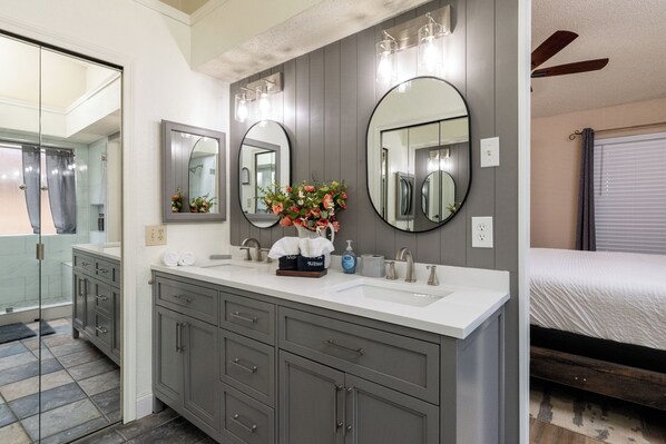 3 habitaciones, tabla de planchar con plancha y wifi gratis