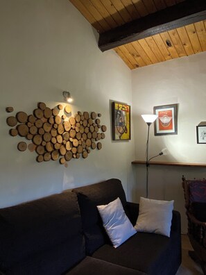 TV, fireplace - Apartamento 8 personas  4 habitaciones y cuatro baños. Piscina COMPARTIDA. (Tortellà)