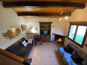 TV, fireplace - Apartamento 8 personas  4 habitaciones y cuatro baños. Piscina COMPARTIDA. (Tortellà)