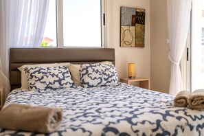 Leilighet – superior, balkong, bassengutsikt | 2 soverom, safe på rommet, blendingsgardiner og strykejern/-brett