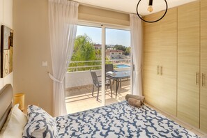 Appartement Supérieur, balcon, vue piscine | 2 chambres, coffres-forts dans les chambres, rideaux occultants