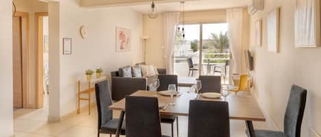 Apartamento superior, balcón, vistas a la piscina | Zona de estar