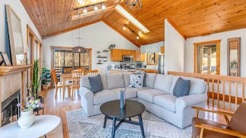 Een smart-tv, een open haard, een dvd-speler en boeken