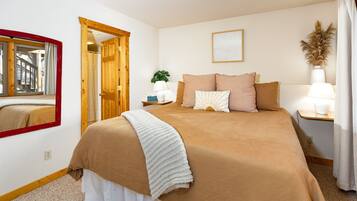 3 bedrooms, iron/ironing board, travel crib, WiFi (free)