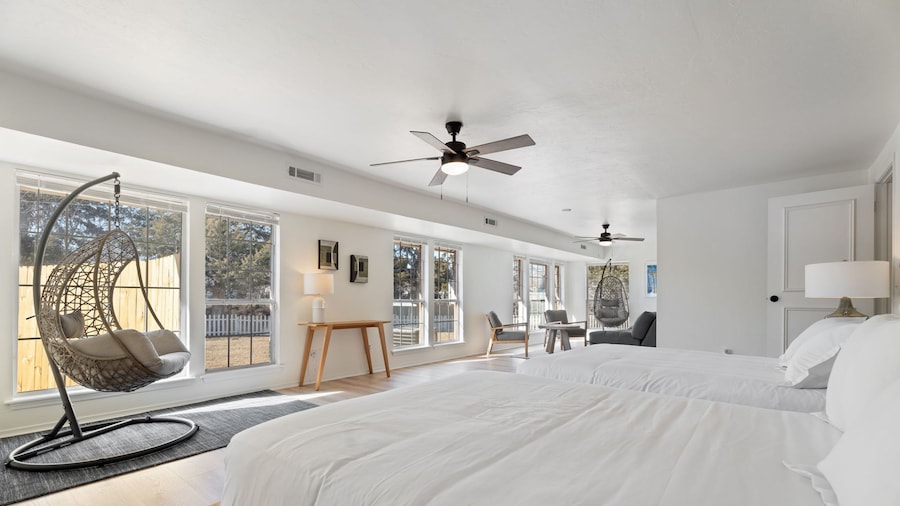 Spacious Lakefront View With Hot Tub and Pool NH