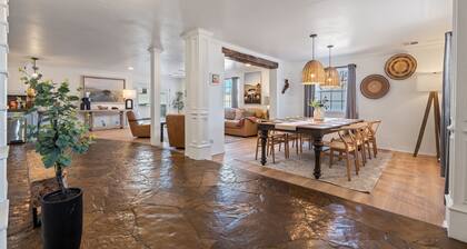 Spacious Lakefront View With Hot Tub and Pool NH