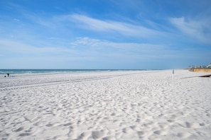 On the beach - Beachside Paradise~2BR/1B~Heated Pool~Gulf View (Gulf Shores)