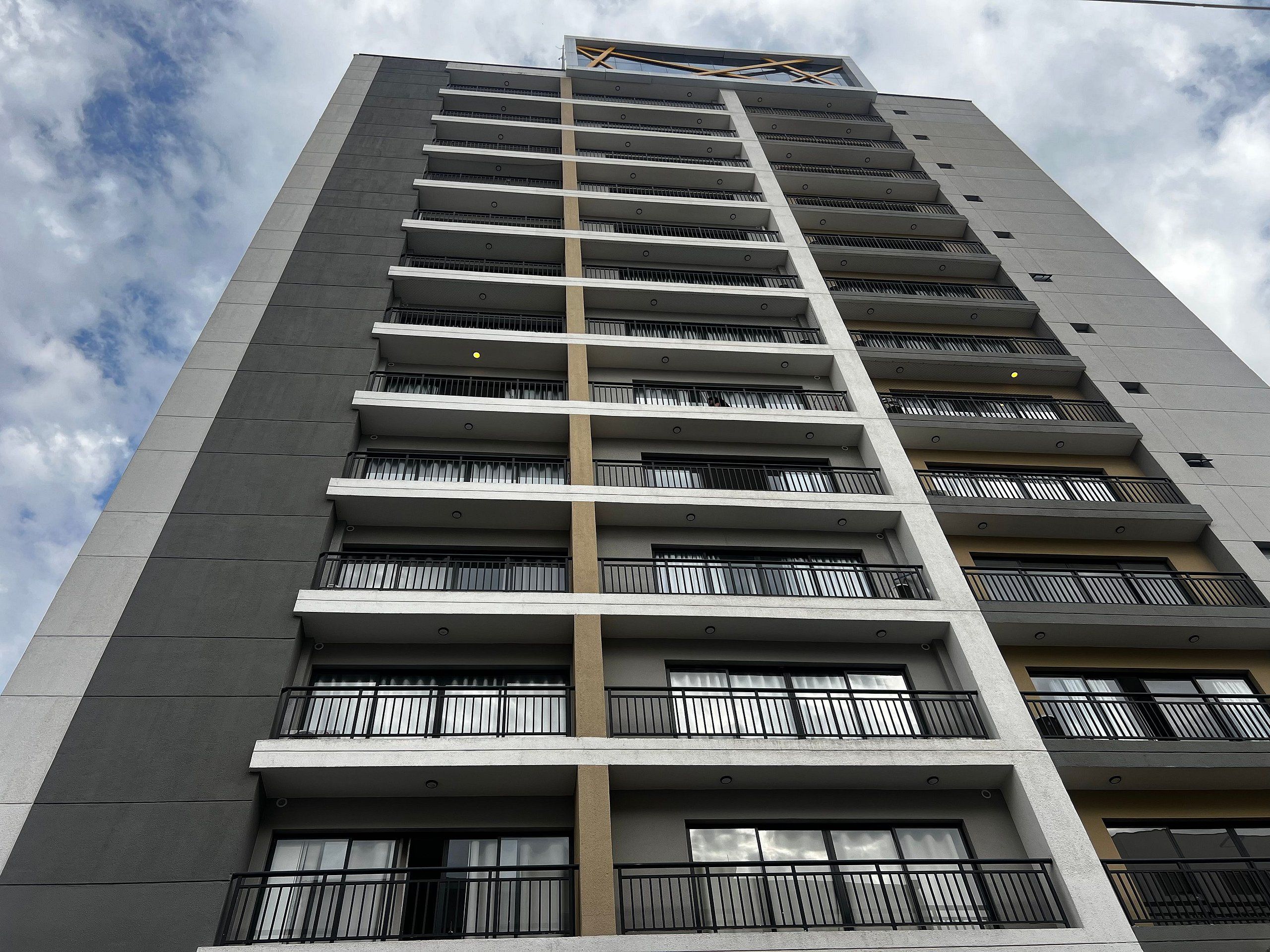 Um edifício alto com várias varandas e janelas.