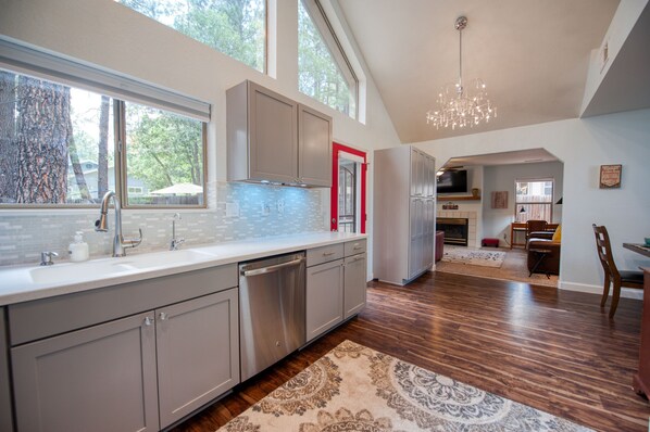 3 bedrooms - Home In The Pines Near Downtown w Hottub (Flagstaff)