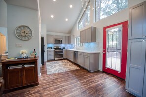 3 bedrooms - Home In The Pines Near Downtown w Hottub (Flagstaff)